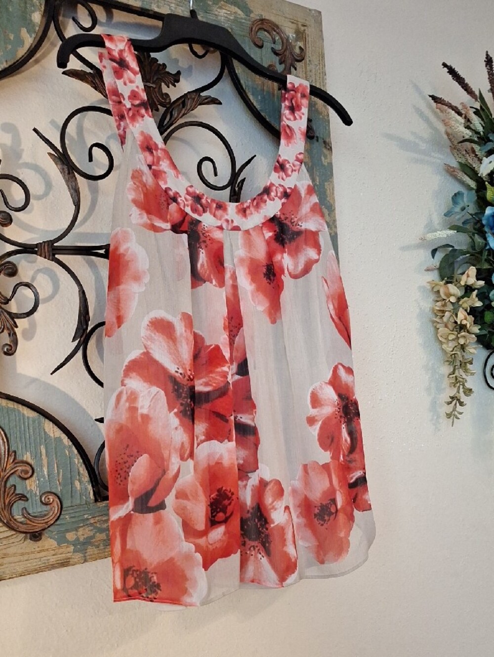 🔥🔥CLEARANCE🔥 New York & Company White Camisole with Red Floral Print. Size XL